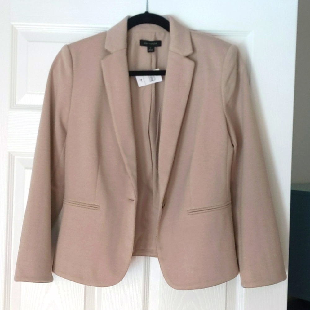 Jacket light pink or brownish pink